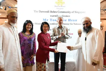 Penyerahan sumbangan $100,000 daripada masyarakat Dawoodi Bohra Singapura yang diserahkan oleh Ketua Dawoodi Bohra Singapura, Encik Janab Aamil Saheb Shaikh Huzaifa Bahrainwala (kanan) kepada Setiausaha Tetap Kementerian Kebudayaan, Masyarakat dan Belia (MCCY), Cik Teoh Zsin Woon, dengan disaksikan Menteri Kanan, Encik Teo Chee Hean (empat dari kiri) pada acara sambutan Hari Raya di Masjid Burhani. Turut hadir ialah (kiri) Naib Pengerusi Lembaga Pentadbir Masjid Burhani yang juga menyelia hubungan awam masyarakat Dawoodi Bohra, Encik Izzuddin Taherally. 