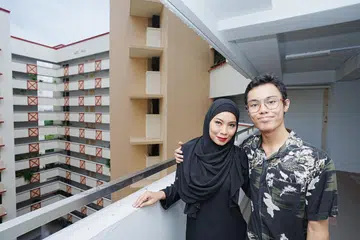 Cik Siti Zuraily Zainal (kiri) bersama anaknya, Aniq Hazim Tahir (kanan), yang menghidapi autisme sejak kecil. 
