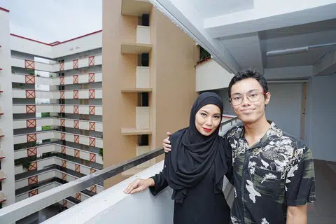 Cik Siti Zuraily Zainal (kiri) bersama anaknya, Aniq Hazim Tahir (kanan), yang menghidapi autisme sejak kecil. 