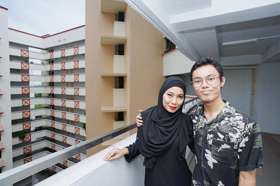 Cik Siti Zuraily Zainal (kiri) bersama anaknya, Aniq Hazim Tahir (kanan), yang menghidapi autisme sejak kecil. 