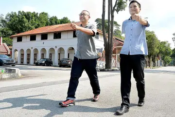 IMBAS KENANGAN: Encik Shahreen Aman (kanan) tertawa apabila mengingati semula kenangan beliau menjalani latihan bersama instruktor, Encik Mohamad Roszaini Mohamed Rossne, semasa menjalani Perkhidmatan Negara di Akademi Polis Lama. - Foto M.O. SALLEH