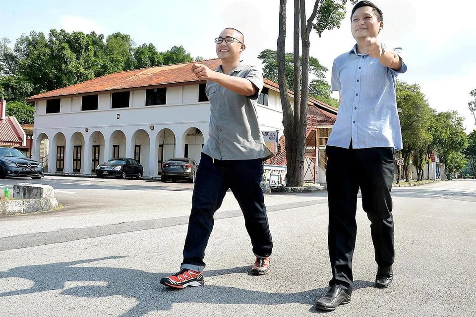 IMBAS KENANGAN: Encik Shahreen Aman (kanan) tertawa apabila mengingati semula kenangan beliau menjalani latihan bersama instruktor, Encik Mohamad Roszaini Mohamed Rossne, semasa menjalani Perkhidmatan Negara di Akademi Polis Lama. - Foto M.O. SALLEH