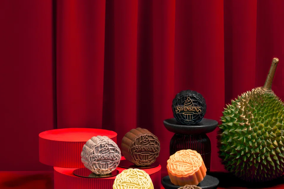 (Dari atas ikut putaran jam) ‘Mao Shan Wang Mooncake’, $15; ‘Chempedak with Crumble Mooncake’ $12.50; ‘Pistachio Kunafa (kulit perisa coklat) Mooncake’, $15.00; ‘Durian King (D24)’, $13.50, ‘Cookies ‘N’ Cream’, $13.50; dan ‘Sticky Chewy Chocolate’, $13.50. 