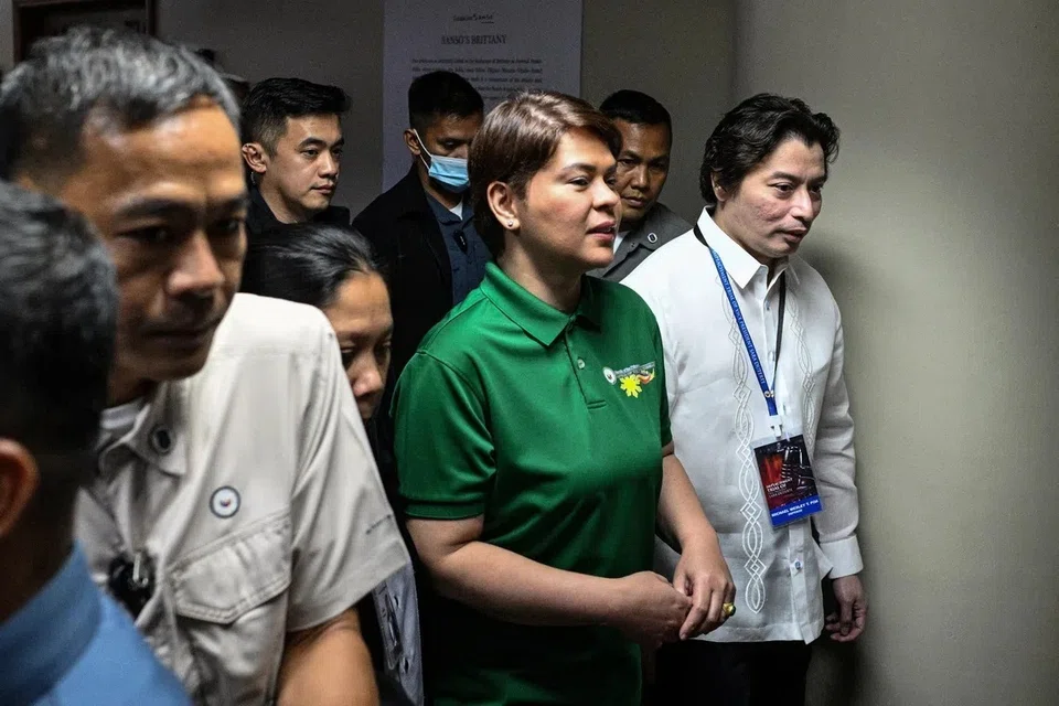 Naib Presiden Filipina, Cik Sara Duterte, berdepan waran tangkap selepas sebuah mahkamah pada 4 September 2026 memerintahkan penahanannya atas tiga pertuduhan membuat ancaman serius. Kes itu berpunca daripada kenyataannya pada November 2024 bahawa beliau telah bercakap dengan seorang pembunuh upahan dan mengarahkannya membunuh Presiden Ferdinand Marcos Jr, isterinya dan sepupu Presiden itu sekiranya beliau sendiri dibunuh. Cik Duterte menafikan bahawa kenyataan tersebut merupakan satu ancaman.