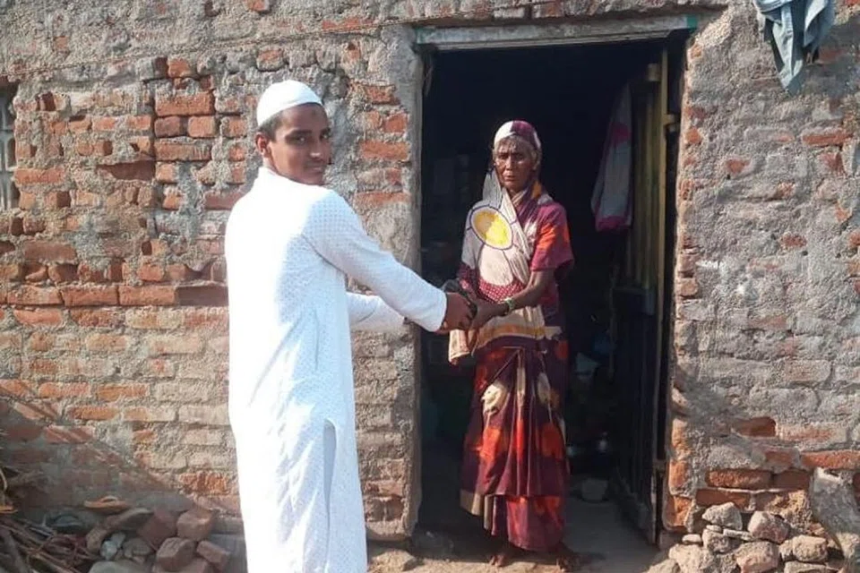 HANTAR AGIHAN KE RUMAH: Wakil Al Falah Academy SG (AFASG) di luar negara menghantar sendiri agihan daging korban kepada penerima yang layak di kawasan pedalaman di India. Foto ini dirakam pada tahun lalu. - Foto AL FALAH ACADEMY SG (AFASG)
