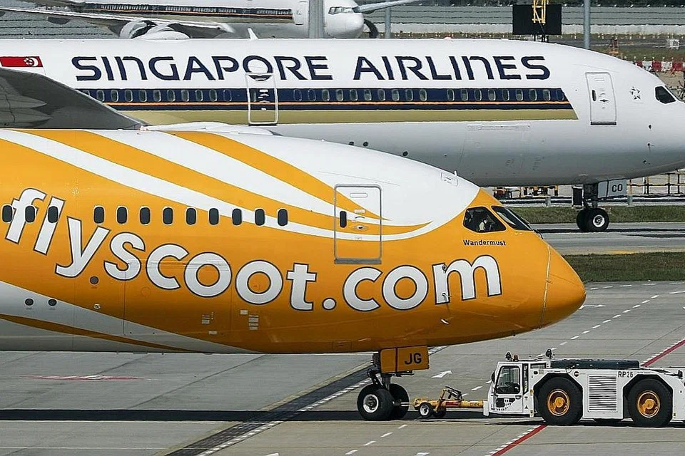 CUBA BAHAN API GABUNGAN: Kesemua penerbangan SIA dan Scoot yang berlepas dari Lapangan Terbang Changi akan menggunakan gabungan bahan api jet yang ditapis dan bahan api penerbangan yang mampan - dibuat daripada minyak masak terpakai dan sisa lemak haiwan - dalam satu percubaan selama setahun mulai suku ketiga tahun ini. - Foto EPA-EFE