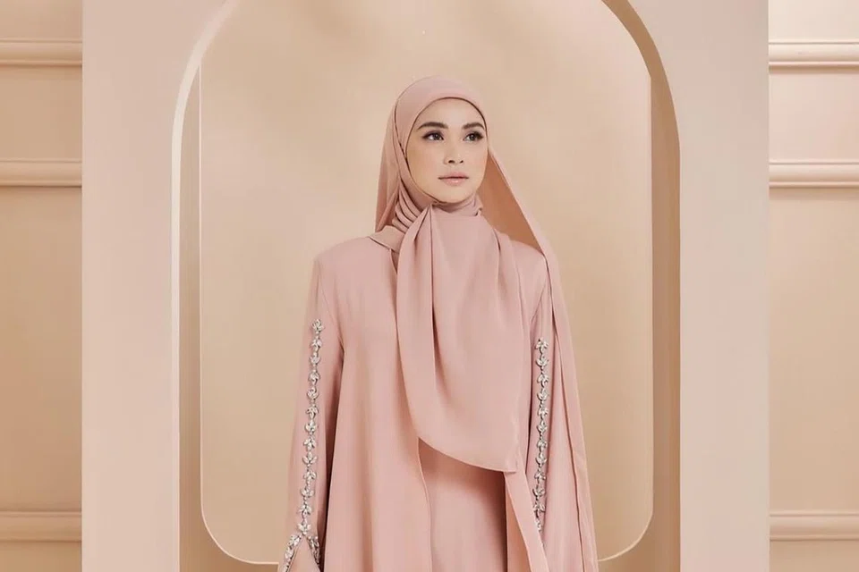 REKAAN UNIK: Selebriti Malaysia, Anzalna Nasir, bekerjasama dengan pereka fesyen terkenal, Ashraff Zainal, sejak 2015 untuk mencipta koleksi Anzalna Vestiaire yang mencerminkan selera dan gayanya.