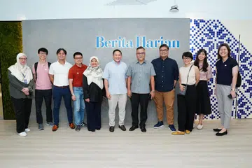 Sekumpulan kakitangan dari Yayasan Temasek mengunjungi BH. (Mula lima dari kiri) Editor Audiens dan Perkembangan BH, Cik Norhaiza Hashim, Ketua Pembangunan Korporat Yayasan Temasek, Encik Amrin Amin, Editor BH, Encik Nazry Mokhtar, Editor Berita BH, Encik Hadi Saparin dan Pengarah Bersekutu Yayasan Temasek, Cik Bridgette See.
