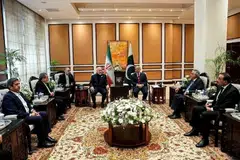 Perdana Menteri Pakistan, Encik Shehbaz Sharif, bersama Speaker Parlimen Iran, Encik Mohammad Bagher Ghalibaf, sebelum rundingan damai Amerika Syarikat dan Iran di Islamabad, Pakistan, yang berakhir tanpa sebarang persetujuan pada 12 April 2026