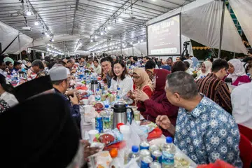 Sekitar 4,000 individu pelbagai kaum dan agama hadir untuk berbuka puasa bersama pada 17 Mac 2024 semasa acara Iftar Utara 2024 yang diadakan di Taman Sukan Mega Marsiling. Turut hadir ialah Penasihat kumpulan Akar Umbi GRC Marsiling-Yew Tee (Woodgrove), Cik Hany Soh (tengah, berbaju putih).