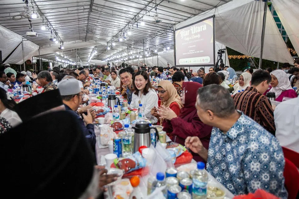 Sekitar 4,000 individu pelbagai kaum dan agama hadir untuk berbuka puasa bersama pada 17 Mac 2024 semasa acara Iftar Utara 2024 yang diadakan di Taman Sukan Mega Marsiling. Turut hadir ialah Penasihat kumpulan Akar Umbi GRC Marsiling-Yew Tee (Woodgrove), Cik Hany Soh (tengah, berbaju putih).