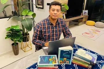 'SAUDAGAR PAGAR': Menurut Encik Naguib ilham cerpen 'Saudagar Pagar' datangnya daripada konsep pagar itu sendiri di mana beliau memikirkan "adakah pagar itu menghalang sesuatu untuk masuk atau menghalang sesuatu untuk keluar". - Foto ihsan MOHAMED NAGUIB NGADNAN