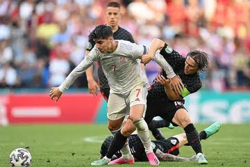 HARAPAN PASUKAN: Alvaro Morata (depan) memikul tanggungjawab berat sebagai penyerang Sepanyol dan diharapkan beliau dapat menjaringkan gol untuk membantu pasukannya mara ke pusingan akhir Euro 2020. - Foto EPA-EFE 