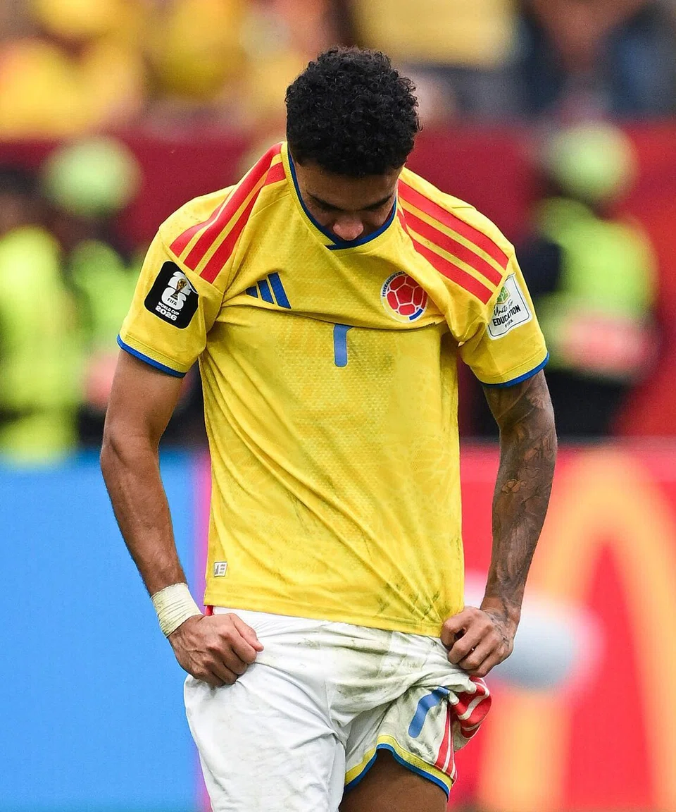 Pemain sayap kiri Colombia, Luis Diaz, menunjukkan rasa kecewanya pada penghujung perlawanan menentang Switzerland.