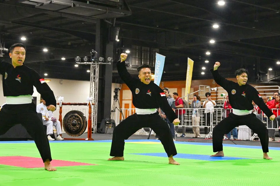 Pasukan Regu lelaki Singapura - yang terdiri daripada Muhammad Affiz Mohamed Zakri (kiri); Muhammadinil Mustafar Mohd Isa (tengah) dan Muhammad Nazrul Mohd Kamal (kanan) - mengatasi pasukan Laos  9.93-9.92 dalam acara Regu lelaki Sukan SEA 2025 di Dewan Impact Forum pada 13 Disember.