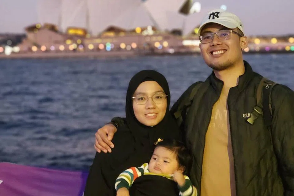 SYDNEY KOTA MESRA KELUARGA: Cik Nuruljannah Baharom (kiri) bersama suami, Encik Muhammad Nur Nazhiffi Khirodin dan bayinya, Naura Neyla Nazhiffi, telah ke Sydney, Australia untuk lapan hari bagi meninjau tempat menarik.