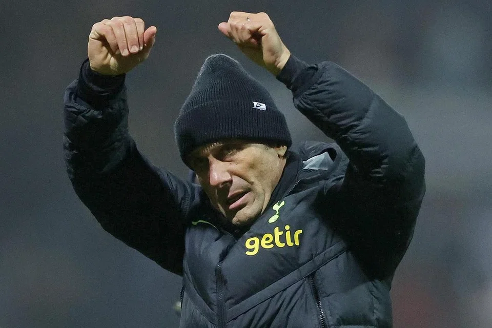 TETAP YAKIN: Antonio Conte anggap kekalahan 4-2 di tangan Manchester City merupakan satu titik perubahan buat Tottenham. - Foto REUTERS 