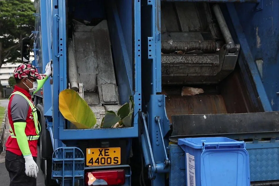 DUA RUANG SAMPAH: Trak yang dilengkapkan dengan dua ruang sampah ini boleh mengurangkan proses ulang-alik untuk mengangkut barangan kitar semula dan sampah kebun di kawasan perumahan privet. - Foto NEA