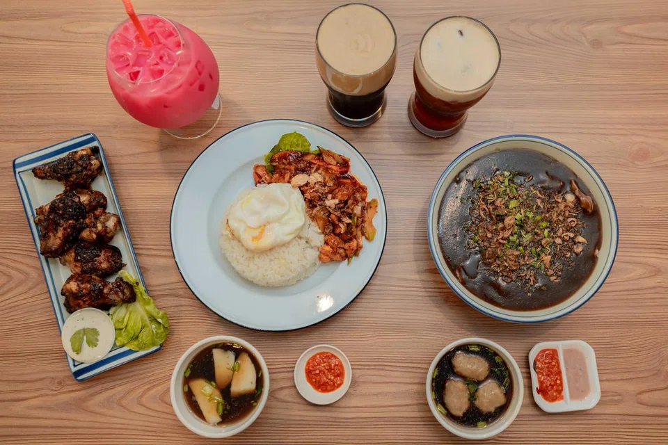 (Dari kiri) Air bandung, $4.50, kopi dan teh ‘O’, $3 secawan. Signature beef noodle $12.90, chicken chop sambal rice, $12 dan grilled chicken wing with sambal kicap & blue cheese, $12. 