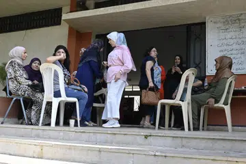 CARI PERLINDUNGAN: Para penduduk melarikan diri dari selatan Lebanon ke sebuah sekolah yang dijadikan tempat perlindungan di bandar Tyre di Lebanon ketika pertempuran di sempadan Israel kian sengit.