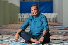 Bendahari Jawatankuasa Kejiranan Islam Simei (JKIS), Encik Mustaffa Hassan, ‘turun padang’ ke ruang solat di kolong blok 116 Simei Street 1 bersama beberapa sukarelawan JKIS lain pada 27 Februari untuk buat persiapan terakhir sempena menanti ketibaan Ramadan.