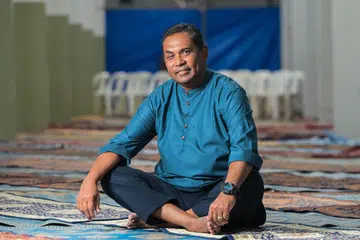 Bendahari Jawatankuasa Kejiranan Islam Simei (JKIS), Encik Mustaffa Hassan, ‘turun padang’ ke ruang solat di kolong blok 116 Simei Street 1 bersama beberapa sukarelawan JKIS lain pada 27 Februari untuk buat persiapan terakhir sempena menanti ketibaan Ramadan.