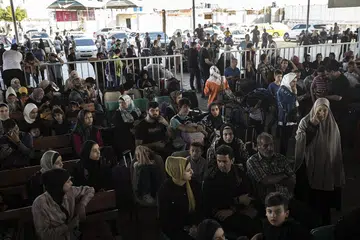LEGA TIDAK TERKIRA: Rakyat Palestin yang memegang dua kerakyatan dan warga asing menunggu di lintasan Rafah di bahagian Gaza, untuk menyeberang ke Mesir pada Rabu. 