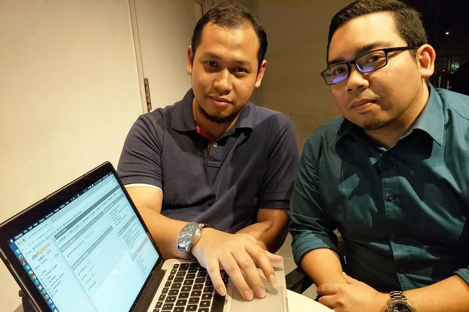 PINDAH BIDANG: Walau kini menyertai bidang IT, Ustaz Jahidin Jemain (kiri) dan Ustaz Aarif Razif masih mengajar pada hujung minggu. - Foto SUHAIMI MOHSEN
