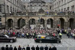 BERI PENGHORMATAN: Orang ramai menyaksikan kumpulan yang membawa keranda Ratu Elizabeth di Edinburgh, Scotland, kelmarin. - Foto REUTERS