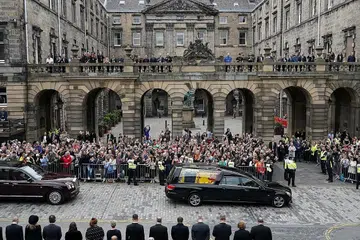 BERI PENGHORMATAN: Orang ramai menyaksikan kumpulan yang membawa keranda Ratu Elizabeth di Edinburgh, Scotland, kelmarin. - Foto REUTERS
