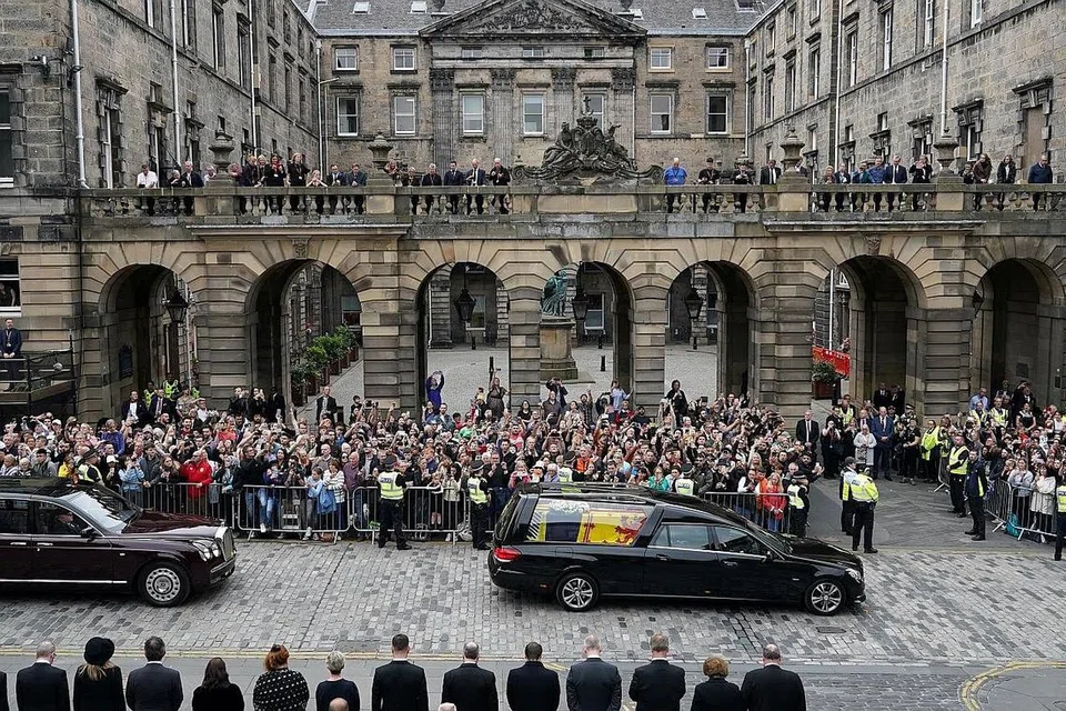 BERI PENGHORMATAN: Orang ramai menyaksikan kumpulan yang membawa keranda Ratu Elizabeth di Edinburgh, Scotland, kelmarin. - Foto REUTERS