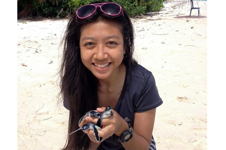Di Maldives, Cik Nur Shabrina (gambar atas) ditugaskan membantu penyu yang terapung-apung menyelam ke dasar laut. - Foto IMAN ALIF