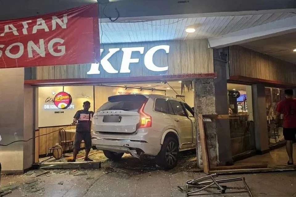 Pelanggan serta pekerja sebuah restoran makanan segera di Jalan Haji Mohd Ali, Sitiawan, Perak pada malam 8 Mei tergamam apabila sebuah kenderaan pelbagai guna (MPV) menerobos masuk ke dalam restoran berkenaan. Wanita warga emas berusia 73 maut akibat rempuhan SUV itu.