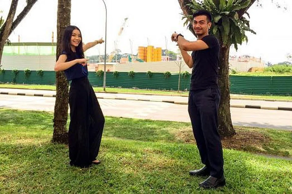 'ITU RUMAH KAMI': Cik Hamizah Razali dan Encik Muhammad Afiq Abdul Razak tidak sabar menanti flat Bina Ikut Tempahan (BTO) mereka yang sedang dibina di hadapan rumah ibu bapa Cik Hamizah di Yishun. - Foto-foto ihsan NUR HAZIRAH RAZALI