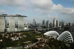 Perancangan jangka panjang adalah penting demi kemajuan Singapura, kata Perdana Menteri, Encik Lee Hsien Loong, di Rapat Hari Pekerja pada 1 Mei. Beliau memberi contoh perancangan bagi pembangunan di sekitar kawasan Marina Bay, kini merangkumi Resort Bersepadu Marina Bay Sands, Gardens by the Bay, Bendungan Marina dan Kolam Air Marina. Projek masa depan yang sedang diusahakan sekarang pula termasuk pembangunan pelabuhan mega di Tuas dan Terminal 5 di Lapangan Terbang Changi.