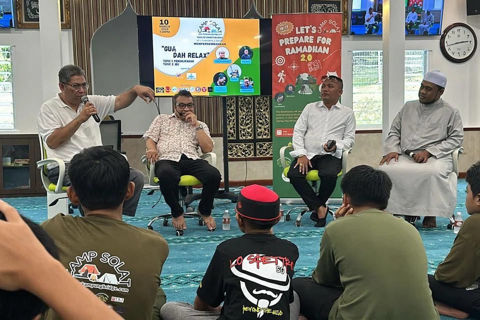Sesi perkongsian bersama (dari kiri) ahli kumpulan Lovehunters, pemain dram Encik Saharuddin Jalil; pemain gitar Encik Moliano Rasmadi; pengarah urusan W&F Motoring, Encik Mohamed Helmi Mohamed dan pengarah syarikat Alkhatib Basharahil Islamic Singapore, Ustaz Yusuf Rahman.