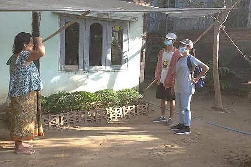 RESTU IBU: Gambar yang tular di Facebook menunjukkan pasangan adik-beradik ini mendapat restu ibu mereka terlebih dahulu sebelum turut serta dalam bantahan rampasan kuasa junta tentera dan menuntut pembebasan segera Presiden, Encik U Win Myint, dan Kaunselor Negara, Cik Aung San Suu Kyi, yang kedua-duanya menghadapi penahanan dalam rumah. - Foto FACEBOOK.COM/KENTMINTHAW