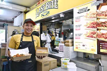 Encik Mohd NurHafidz Abu Bakar di kedai Last Bite Western. Idea perniagaan bersama rakan kongsi tercetus daripada hidangan chicken tenders yang dinikmatinya ketika di penjara.