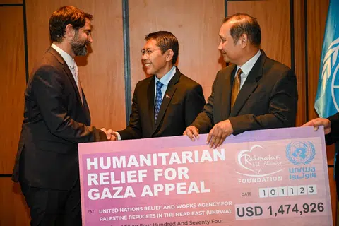 BANTUAN KEMANUSIAAN: Penyelaras Kanan Prinsip Kemanusiaan UNRWA, Encik Andrew Hyslop (kiri) menerima cek daripada Ketua Pegawai Eksekutif (CEO) RLAF, Encik Faizal Othman (kanan), dan turut disaksikan oleh Menteri di Pejabat Perdana Menteri, Dr Mohamad Maliki Osman.