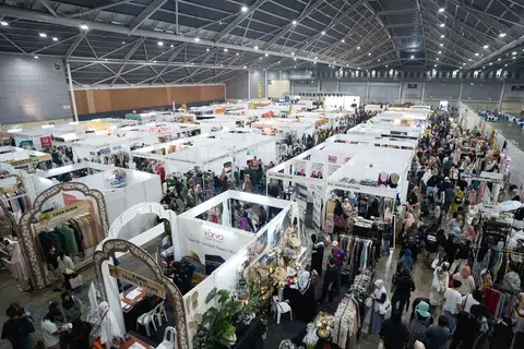 Suasana meriah dengan pengunjung membeli-belah ketika acara ‘Salam Fest’ pada November 2023. 