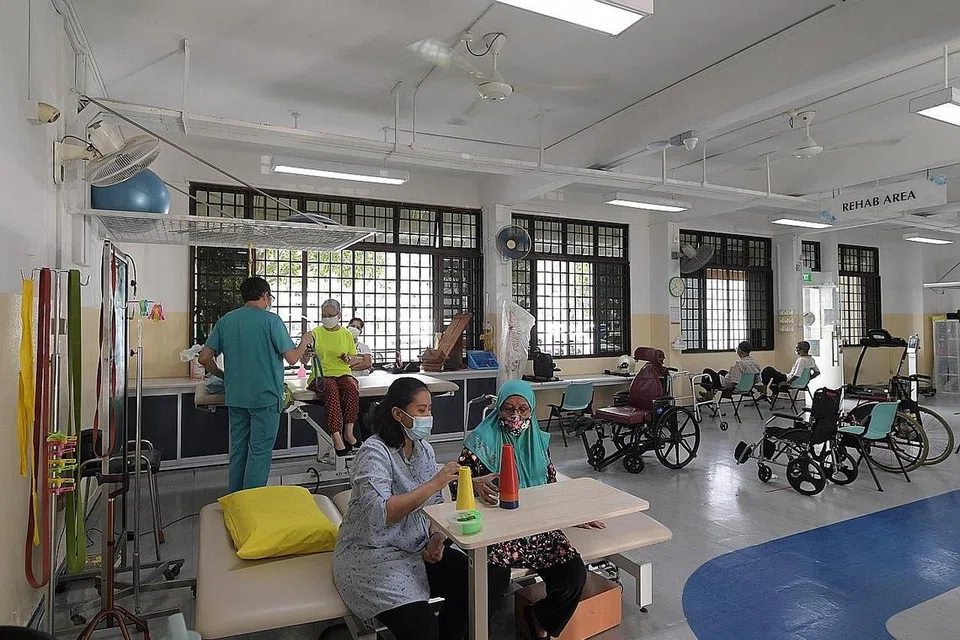 PROGRAM PEMULIHAN: Pesakit berisiko tinggi yang memerlukan khidmat fisioterapi dan terapi cara kerja sudah diadakan kembali di MHCC. Pusat ini menyediakan program pemulihan dan fisioterapi kepada pesakit angin ahmar, lumpuh, Parkinson, amputasi, radang sendi dan sengal-sengal tulang. - Foto BH oleh ALPHONSUS CHERN