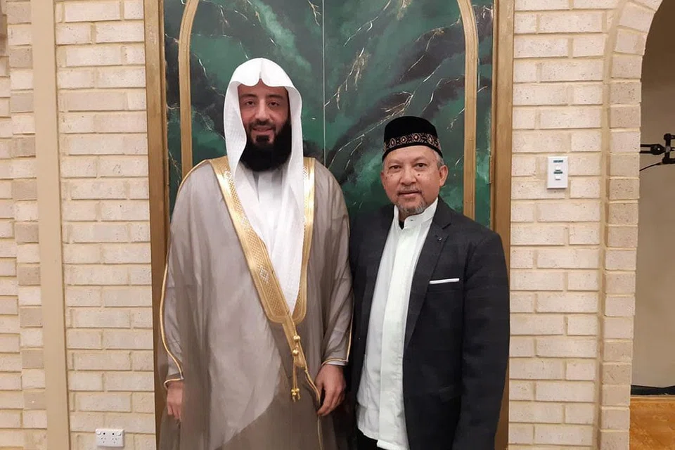 IMAM DI MASJID ALMAJID: Presiden Masjid Al-Majid, Encik Kader Ibrahim (kanan), dan imam solat Aidiladha yang baru lalu, Sheikh Wahaj Tarin. - Foto ihsan ENCIK KADER IBRAHIM