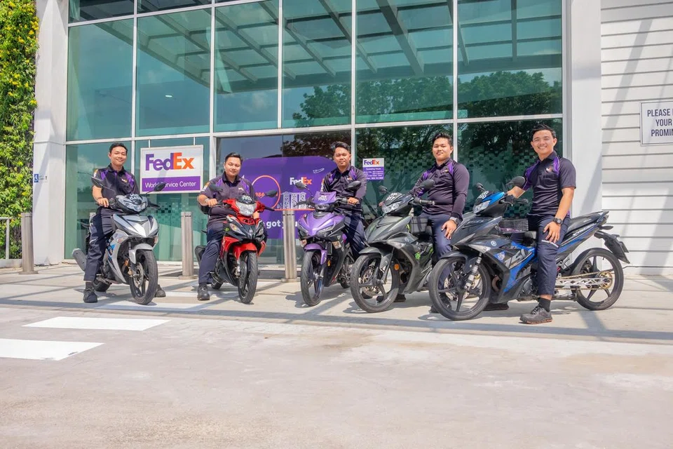 (Dari kiri) Encik Mohd Hamizan Sariman, Encik Mohd Khairul Yusuf Sariman, Encik Hery Kurniawan Abdullah, Encik Muhammad Hanafi Sariman dan Encik Muhammad Hamizi Sariman menunggang motosikal masing-masing melintasi Koswe untuk ke tempat kerja di Singapura.