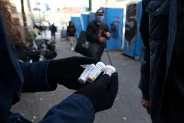 Seorang penagih ubat ‘fentanyl’ menunjukkan ubat alternatif yang diterima dari unit penjagaan kesihatan, yang boleh digunakan dengan selamat bagi membantu penagih mengatasi ketagihan mereka di Downtown Eastside Vancouver, British Columbia, dalam gambar yang diambil pada 6 April 2020. 