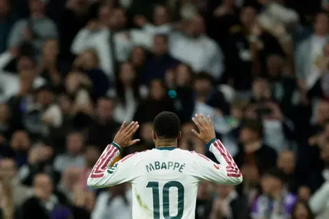Penyerang Real Madrid, Kylian Mbappé, meraikan jaringan gol kedua pasukannya ketika menentang Sevilla dalam perlawanan LaLiga di Stadium Santiago Bernabéu, Madrid, Sepanyol, pada 18 Oktober 2026.