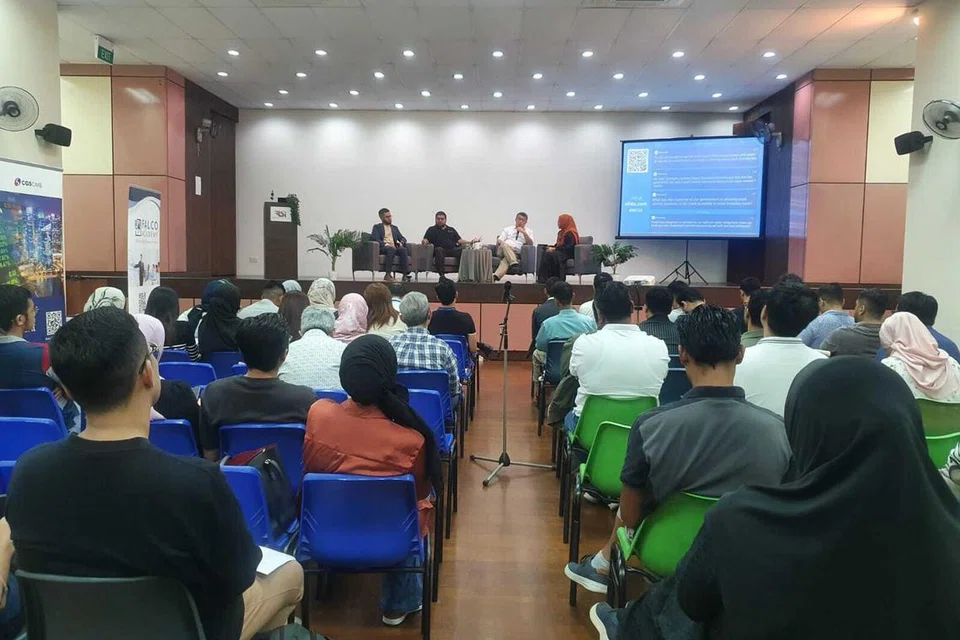 PUPUK KESEDARAN: Para anggota panel menggalak masyarakat Melayu/Islam supaya mengumpul ilmu dalam acara seperti seminar agar lebih sedar tentang produk dan pilihan pelaburan halal.