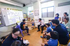 Menteri Pendidikan, Encik Chan Chun Sing (tengah), berinteraksi dengan pelajar Sekolah Admiral Hill semasa pembukaan sekolah tersebut pada 3 Oktober. Bersama beliau ialah (dari kanan) Anggota Parlimen (AP) GRC Jalan Besar yang juga Presiden Pusat Sumber Autisme (ARC) Singapura, Cik Denise Phua; Pengarah Eksekutif Pusat Rainbow, Cik Tan Sze Wee; dan Pengetua Sekolah Admiral Hill, Cik Jessica Wee.