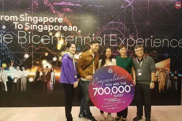 SAMBUTAN BAIK BAGI PAMERAN: Cik Teo (dua dari kanan) bergambar bersama (dari kiri) pengarah eksekutif Pejabat Bincentennial Singapura Gene Tan, pengunjung pameran The Bicentennial Experience yang ke-700,000 Roger Lim dan teman wanitanya Cik Michelle Liew serta pengarah projek Pejabat Bincentennial Singapura Wan Wee Pin.