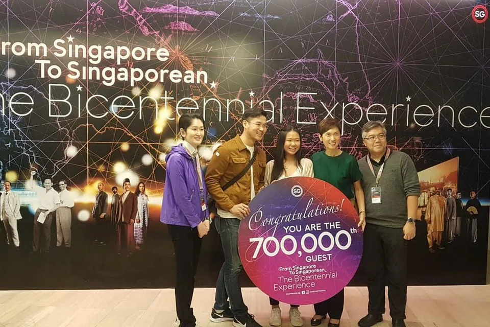 SAMBUTAN BAIK BAGI PAMERAN: Cik Teo (dua dari kanan) bergambar bersama (dari kiri) pengarah eksekutif Pejabat Bincentennial Singapura Gene Tan, pengunjung pameran The Bicentennial Experience yang ke-700,000 Roger Lim dan teman wanitanya Cik Michelle Liew serta pengarah projek Pejabat Bincentennial Singapura Wan Wee Pin.