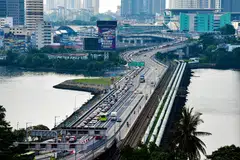 Pemandu boleh menjangka masa menunggu tambahan sehingga 3 jam pada waktu sibuk semasa hujung minggu dan cuti sekolah. 